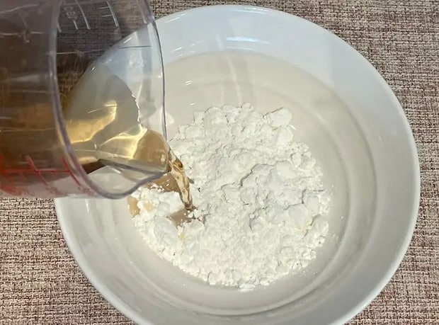 ホットケーキミックスに麦茶を加える写真（撮影：grapeフード編集部）
