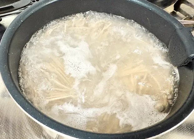 そばをゆでている画像（撮影：エニママ）