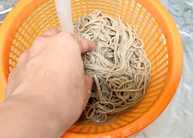 ゆでたそばを洗っている画像（撮影：エニママ）