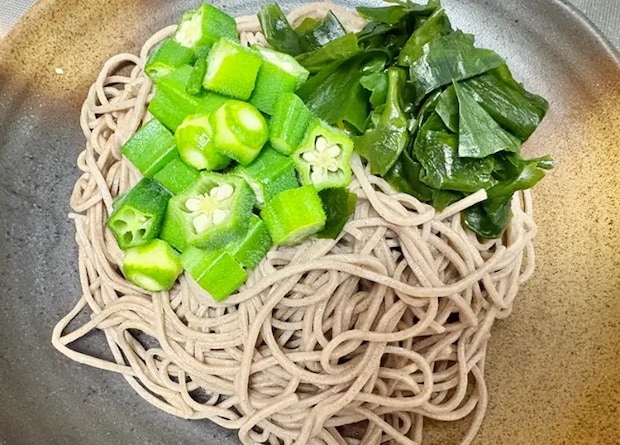 そばと具材を器に盛りつけた画像（撮影：エニママ）