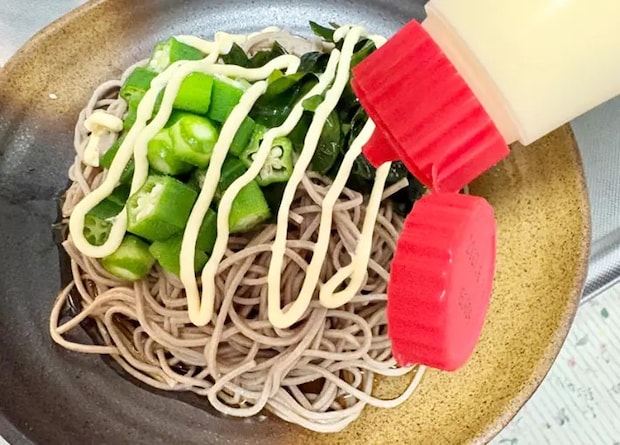 マヨネーズを線状にかけている画像（撮影：エニママ）