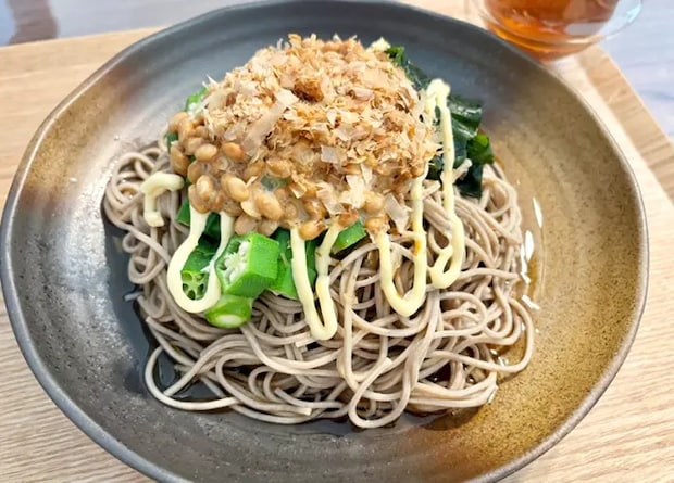 完成した『熱湯とオクラのネバネバ冷やしそば』の画像（撮影：エニママ）