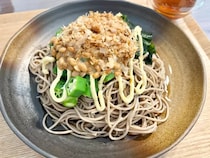 納豆とオクラのそば　仕上げに『適量』かけたのは？「クリーミーでおいしい！」