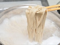 家でゆでる『そば』が激変！　本格的な味になる意外なゆで方に「夏ずっとやる」【麺の調理テク4選】