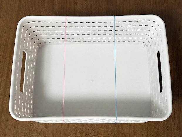 バスケットに輪ゴムを掛けると? すぐに試せる収納術が、こちら