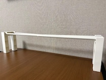 ダイソーの『つっぱり棒用スリッパラック』が便利！　デスクやキッチンで役立つ活用法【3選】