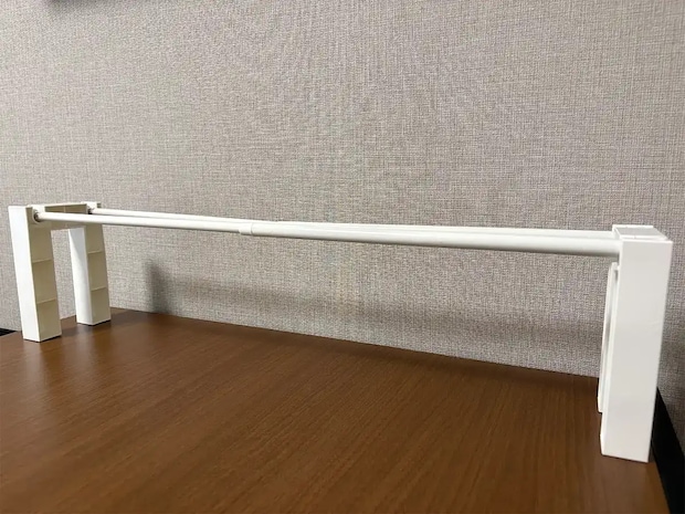 ダイソーの『つっぱり棒用スリッパラック』が便利！　デスクやキッチンで役立つ活用法【3選】