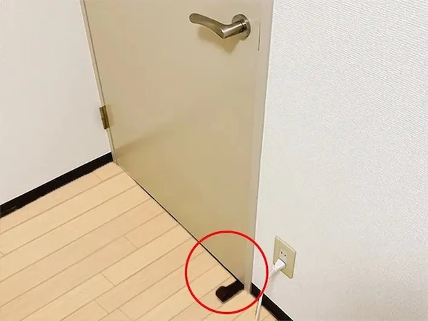 ドアストッパーを使っている写真（撮影：grapeライフハック編集部）