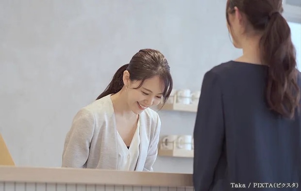 フロントの女性の写真