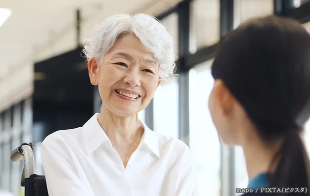 話をする女性の写真
