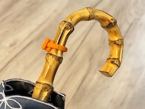 無印良品“オレンジ”シリコンバンド、夏はこう使う！　便利な活用法3選