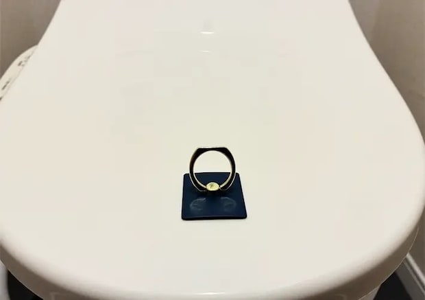 スマホリングのトイレ活用写真（撮影：grapeライフハック編集部）