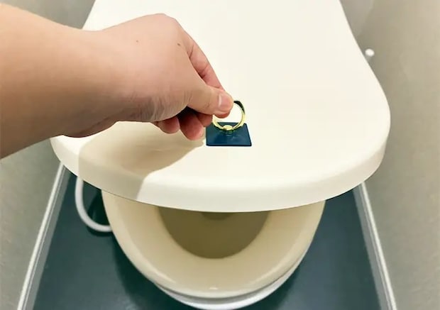 スマホリングのトイレ活用写真（撮影：grapeライフハック編集部）