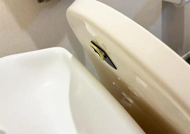 スマホリングのトイレ活用写真（撮影：grapeライフハック編集部）