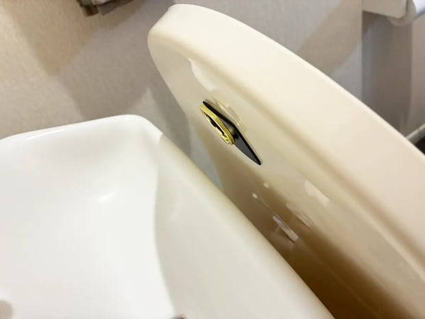 100均のスマホリングを『便器のフタ』に貼るだけ！　トイレの不快感がなくなる活用法が、こちら