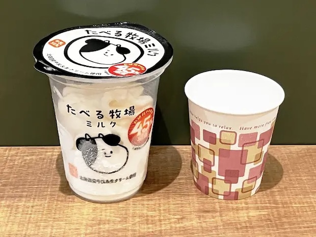 『たべる牧場ミルク』と紙コップを比べた写真（撮影：grapeフード編集部）