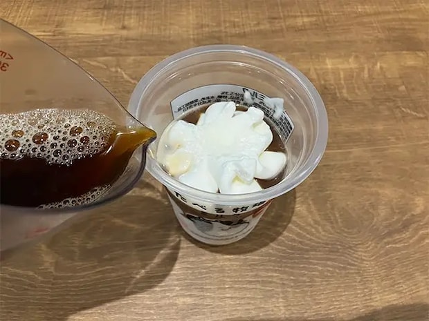 『たべる牧場ミルク』にコーヒーをかける写真（撮影：grapeフード編集部）