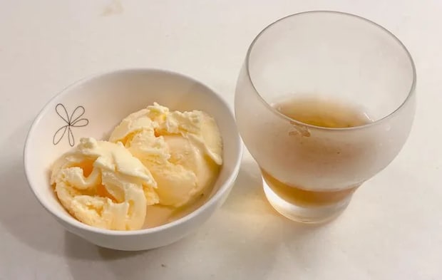 『明治 エッセル スーパーカップ』と麦茶の画像（撮影：エニママ）