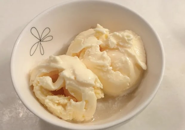麦茶をかけた『明治 エッセル スーパーカップ』の画像（撮影：エニママ）