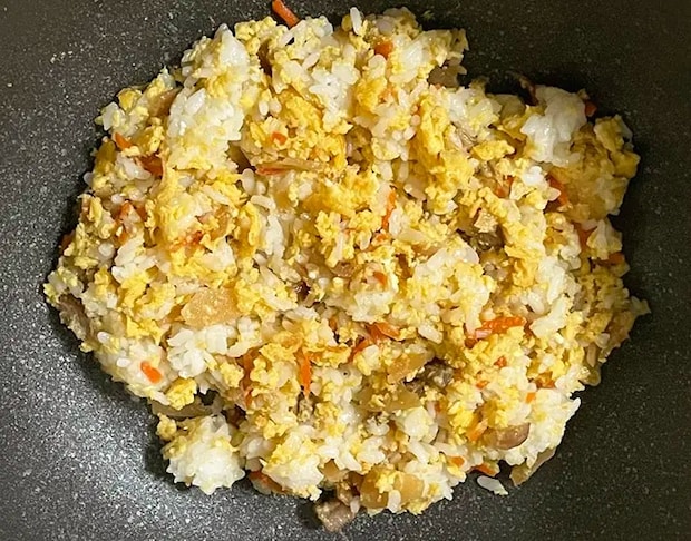 ご飯、卵、ちらし寿司の素をフライパンで炒める写真（撮影：grapeフード編集部）
