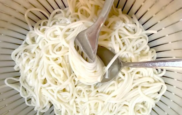 そうめんを束ねているところの画像（撮影：エニママ）