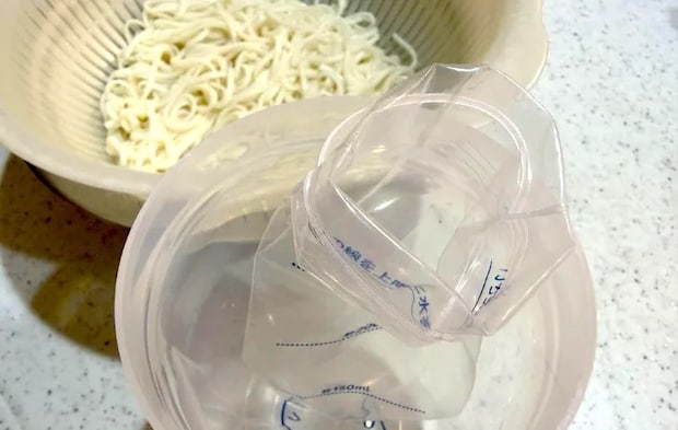 そうめんを詰める前の氷棒の画像（撮影：エニママ）