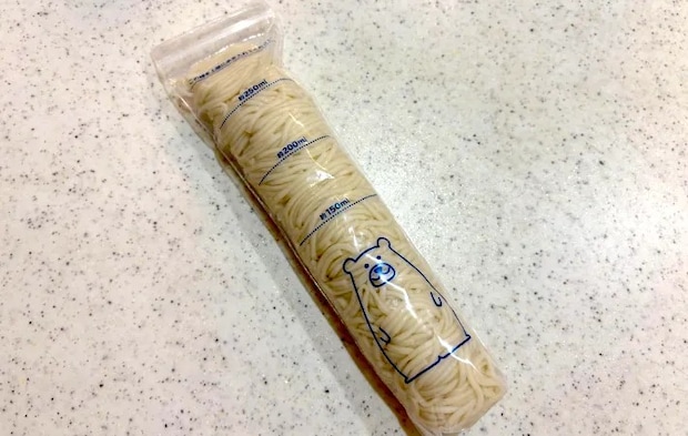 そうめんをたっぷりつめた氷棒の画像（撮影：エニママ）