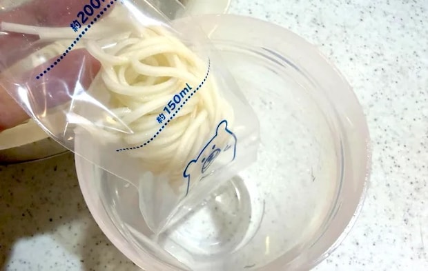 氷棒にそうめんを詰め始めた画像（撮影：エニママ）