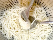 そうめんを一口サイズに丸めて…ダイソーの『水筒用氷棒』の意外な使い方