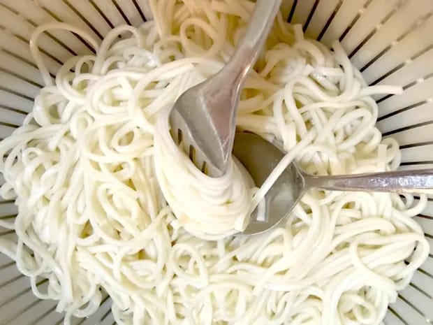 そうめんを一口サイズに丸めて…ダイソーの『水筒用氷棒』の意外な使い方