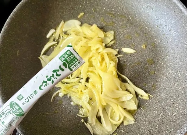 フライパンに昆布だしを入れる画像（撮影：エニママ）