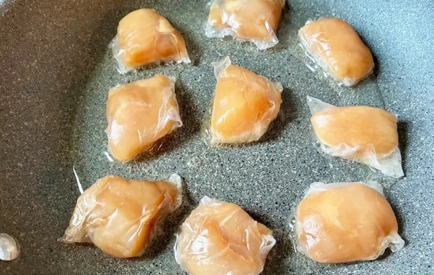 フライパンで焼いている画像（撮影：エニママ）