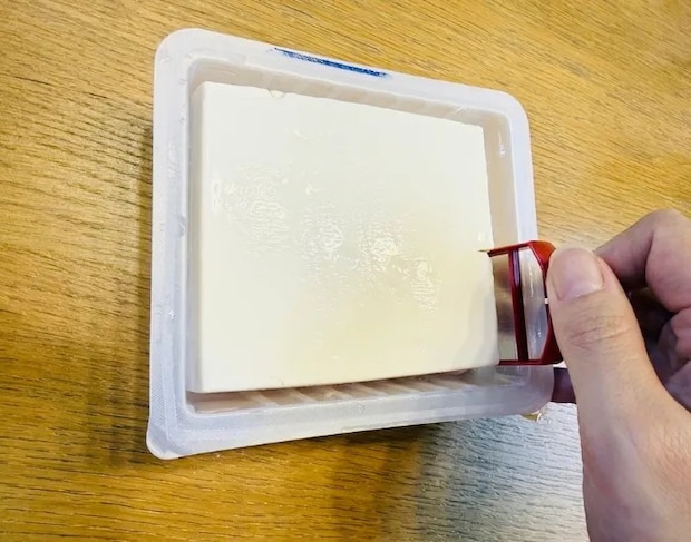 豆腐をカットする様子（撮影：grapeフード編集部）