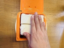 「豆腐とひき肉を入れて6分」　電子レンジで加熱して完成したモノが？