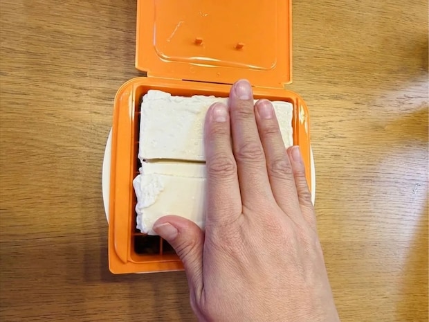 「豆腐とひき肉を入れて6分」　電子レンジで加熱して完成したモノが？