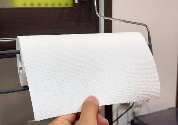 スベリ止めハンガーにキッチンペーパーをかけた画像（撮影：キジカク）