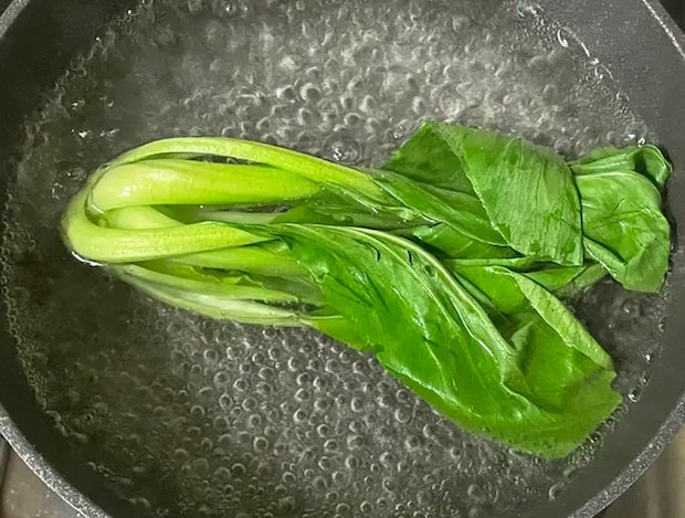 チンゲン菜をゆでる写真（撮影：grapeフード編集部）