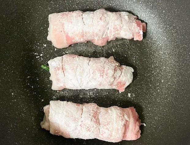チンゲン菜の肉巻きを焼く写真（撮影：grapeフード編集部）