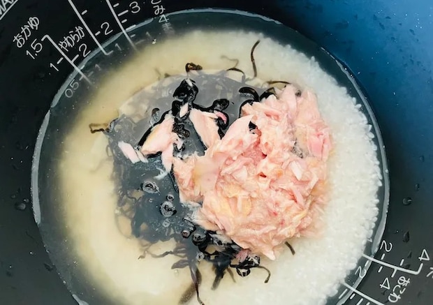 研いだ米に塩こんぶとツナを入れた画像（撮影：エニママ）
