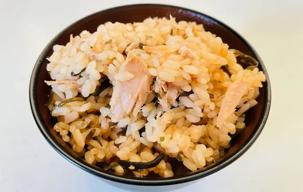 炊き上がった塩こんぶとツナの炊き込みご飯の画像（撮影：エニママ）