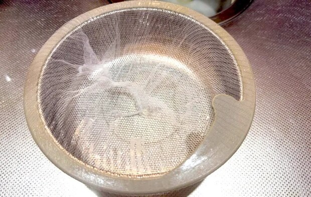 カゴにつけた水切りネットの画像（撮影：エニママ）
