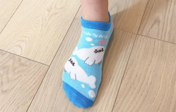 子供が靴下を履いた画像（撮影：エニママ）