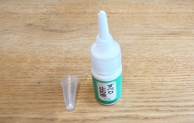 『すべり止め液』のキャップを外した画像（撮影：エニママ）