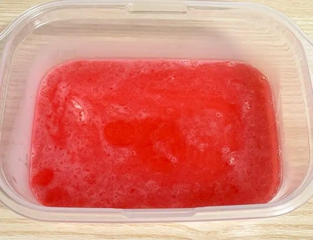 ゼラチンと混ぜたかき氷シロップなどを保存容器に入れる写真（撮影：grapeフード編集部）