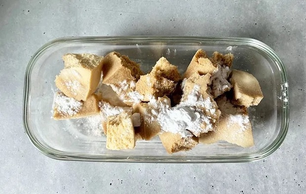味付けした高野豆腐に片栗粉をまぶす画像（撮影:エニママ）
