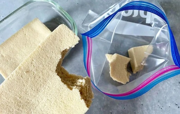 水で戻した高野豆腐をちぎって袋に入れる画像（撮影:エニママ）