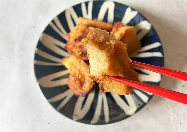 高野豆腐の唐揚げを箸で持ち上げる画像（撮影:エニママ）