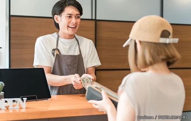 会計をする人の写真
