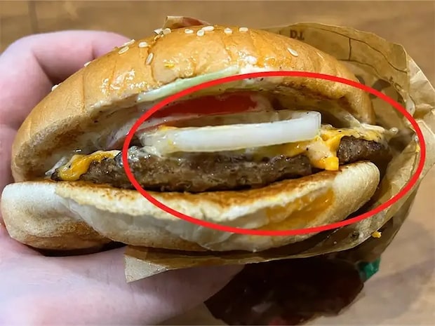 外国人のおすすめのハンバーガの食べ方の写真（撮影：grapeフード編集部）