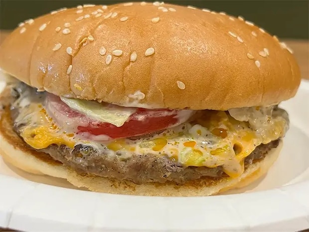 外国人のおすすめのハンバーガの食べ方の写真（撮影：grapeフード編集部）